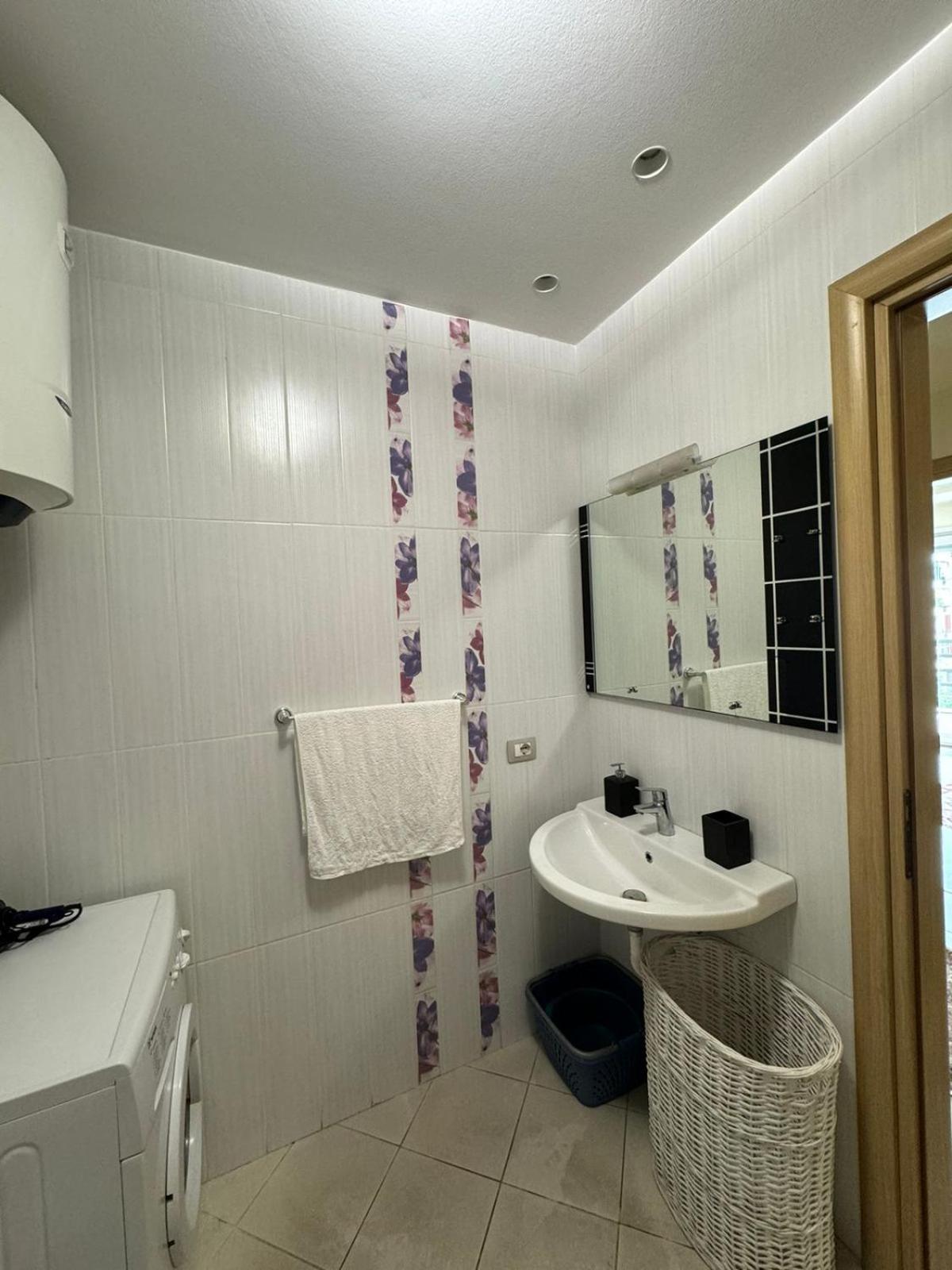 Diem Apartment Near Pazari I Ri ティラナ エクステリア 写真
