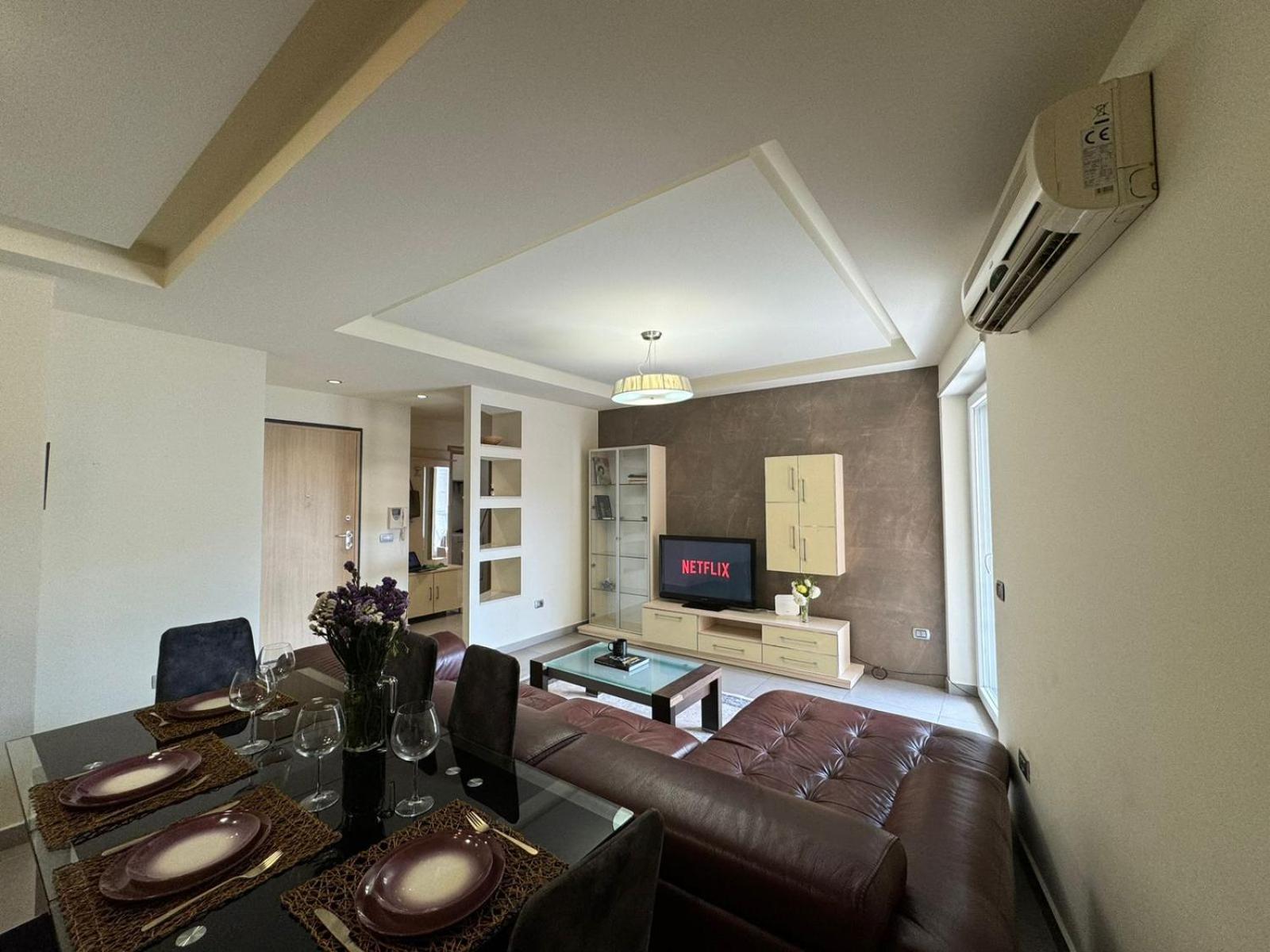 Diem Apartment Near Pazari I Ri ティラナ エクステリア 写真